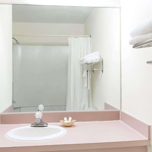 Zimmer mit Queensize-Bett für Gäste mit Behinderungen